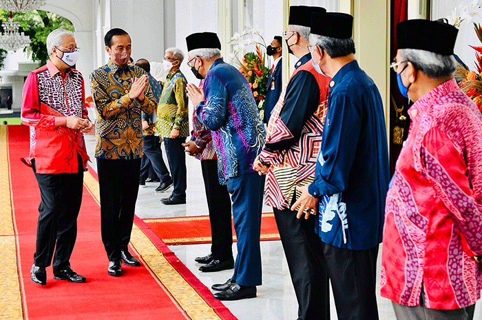 Presiden Joko Widodo menyambut kunjungan kerja Perdana Menteri (PM) Malaysia Ismail Sabri bin Yaakob di Istana Merdeka, Jakarta, Jumat (1/4/2022).