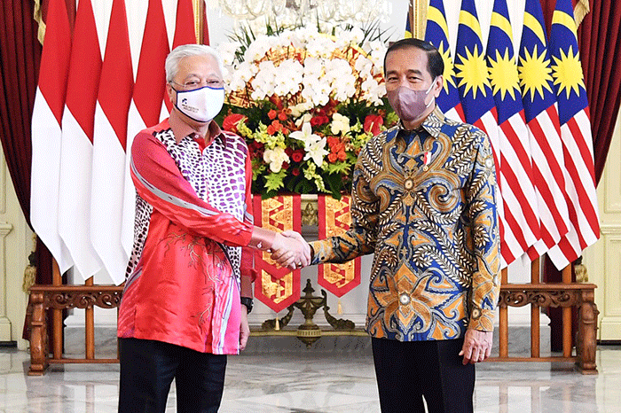 Presiden Joko Widodo menyambut kunjungan kerja Perdana Menteri (PM) Malaysia Ismail Sabri bin Yaakob di Istana Merdeka, Jakarta, Jumat (1/4/2022).
