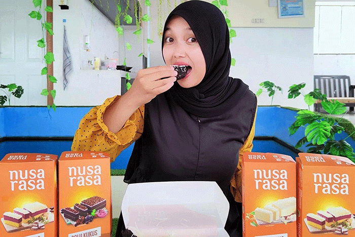 Pelanggan menunjukkan salah satu varian rasa Bolu Kukus Nusa Rasa ketika mencicipi inovasi kuliner teranyar dari Agrinesia Raya, Sabtu (2/4/2022).