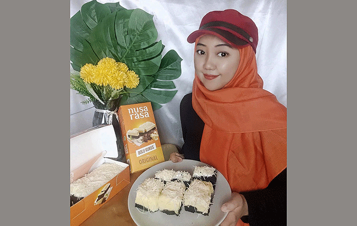 Pelanggan menunjukkan salah satu varian rasa Bolu Kukus Nusa Rasa ketika mencicipi inovasi kuliner teranyar dari Agrinesia Raya, Sabtu (2/4/2022).
