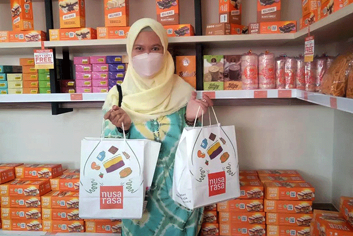 Pelanggan menunjukkan salah satu varian rasa Bolu Kukus Nusa Rasa ketika mencicipi inovasi kuliner teranyar dari Agrinesia Raya, Sabtu (2/4/2022).