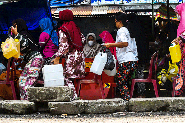 Kapolri Jenderal Polisi Listyo Sigit Prabowo memantau penjualan minyak goreng curah saat kunjungan kerja, di Pasar Lemabang, Palembang, Jumat (1/4/2022).
