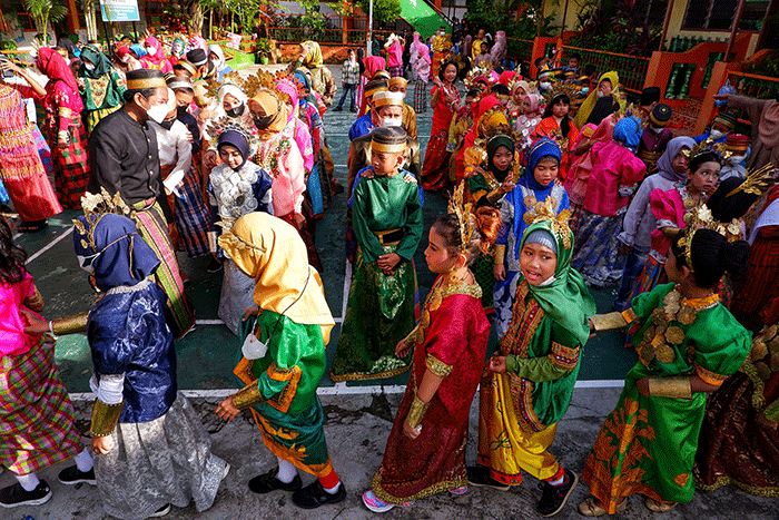 Sejumlah siswa-siswi mengikuti Parade Budaya dalam rangka rangkaian Hari Budaya Kota Makassar di SD Inpres Perumnas Antang, Kecamatan Manggala, Makassar.