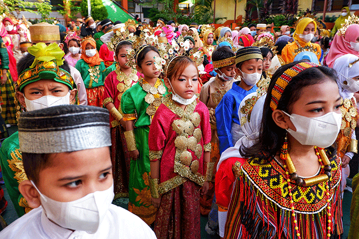 Sejumlah siswa-siswi mengikuti Parade Budaya dalam rangka rangkaian Hari Budaya Kota Makassar di SD Inpres Perumnas Antang, Kecamatan Manggala, Makassar.