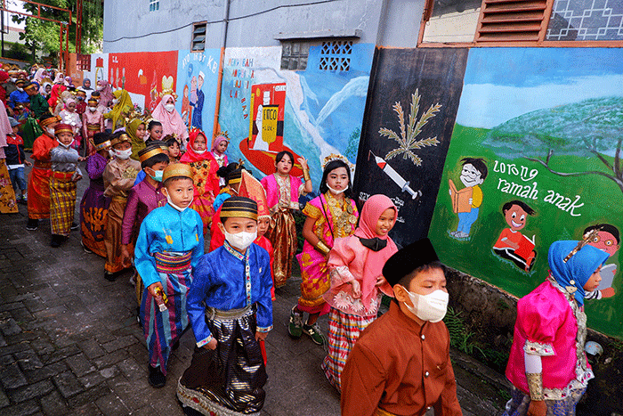 Sejumlah siswa-siswi mengikuti Parade Budaya dalam rangka rangkaian Hari Budaya Kota Makassar di SD Inpres Perumnas Antang, Kecamatan Manggala, Makassar.