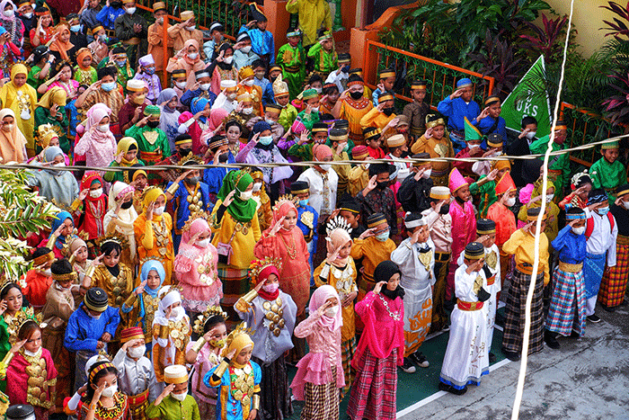 Sejumlah siswa-siswi mengikuti Parade Budaya dalam rangka rangkaian Hari Budaya Kota Makassar di SD Inpres Perumnas Antang, Kecamatan Manggala, Makassar.
