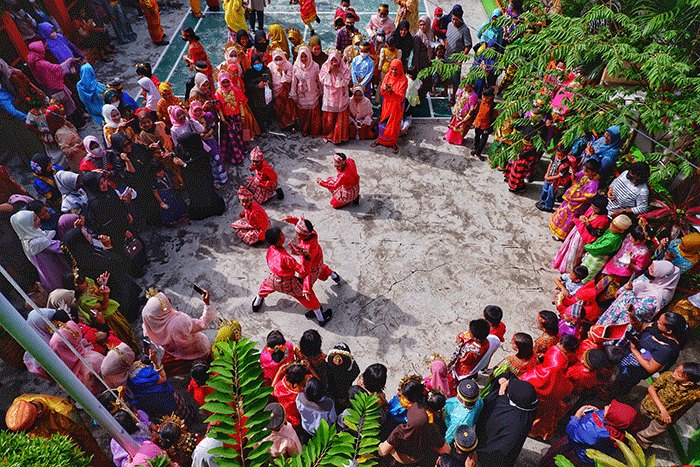 Sejumlah siswa-siswi mengikuti Parade Budaya dalam rangka rangkaian Hari Budaya Kota Makassar di SD Inpres Perumnas Antang, Kecamatan Manggala, Makassar.
