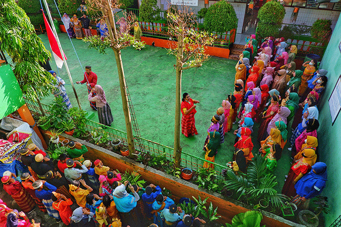 Sejumlah siswa-siswi mengikuti Parade Budaya dalam rangka rangkaian Hari Budaya Kota Makassar di SD Inpres Perumnas Antang, Kecamatan Manggala, Makassar.