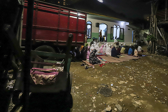 Warga melaksanakan Shalat Tarawih berjamaah di kawasan Pancoran Buntu II, Jakarta, Sabtu, (2/4/2022).