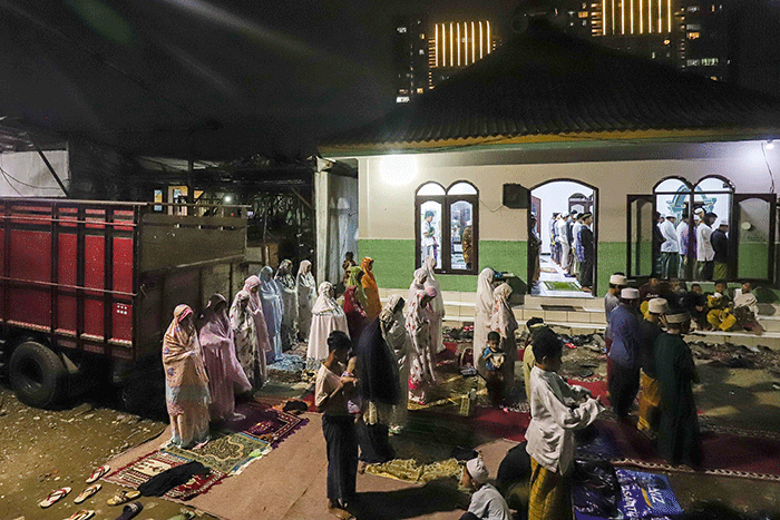 Warga melaksanakan Shalat Tarawih berjamaah di kawasan Pancoran Buntu II, Jakarta, Sabtu, (2/4/2022).