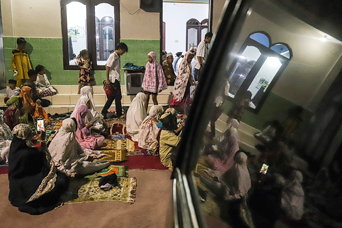 Warga melaksanakan Shalat Tarawih berjamaah di kawasan Pancoran Buntu II, Jakarta, Sabtu, (2/4/2022).