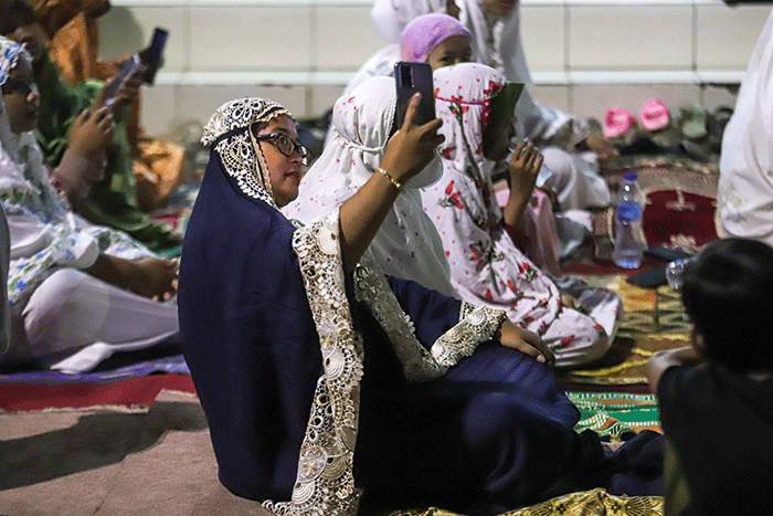 Warga melaksanakan Shalat Tarawih berjamaah di kawasan Pancoran Buntu II, Jakarta, Sabtu, (2/4/2022).