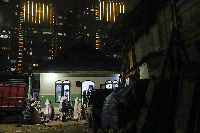 Warga melaksanakan Shalat Tarawih berjamaah di kawasan Pancoran Buntu II, Jakarta, Sabtu, (2/4/2022).