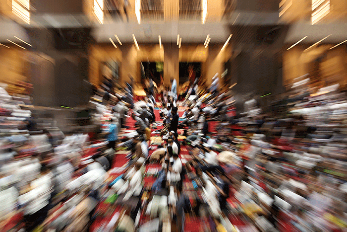 Umat Islam menjalankan ibadah Shalat Tarawih pertama bulan Ramadhan 1443 Hijriyah di Masjid Istiqlal, Jakarta, Sabtu (2/4/2022).