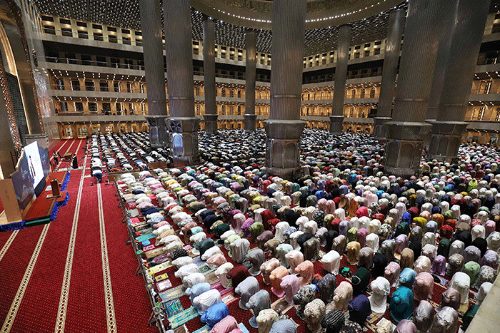 Umat Islam menjalankan ibadah Shalat Tarawih pertama bulan Ramadhan 1443 Hijriyah di Masjid Istiqlal, Jakarta, Sabtu (2/4/2022).
