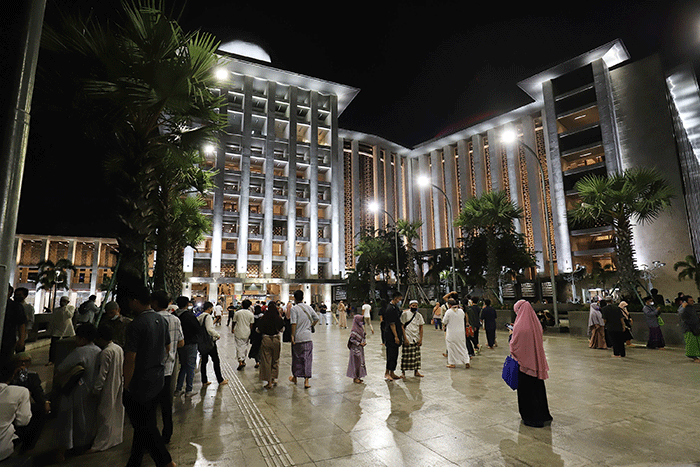 Umat Islam menjalankan ibadah Shalat Tarawih pertama bulan Ramadhan 1443 Hijriyah di Masjid Istiqlal, Jakarta, Sabtu (2/4/2022).