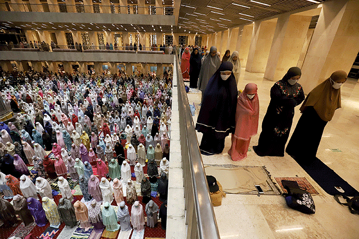 Umat Islam menjalankan ibadah Shalat Tarawih pertama bulan Ramadhan 1443 Hijriyah di Masjid Istiqlal, Jakarta, Sabtu (2/4/2022).
