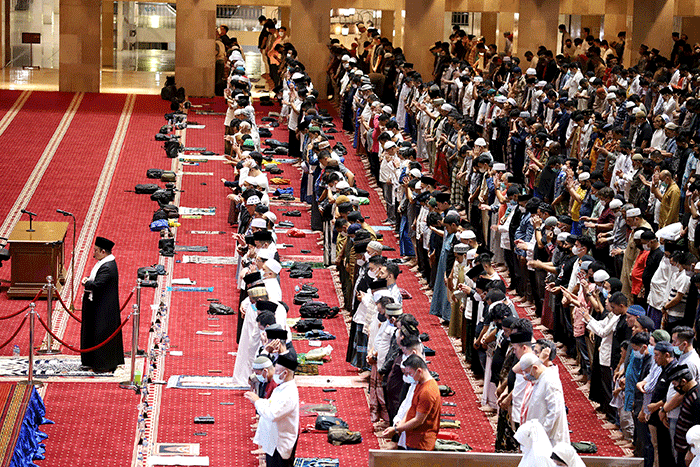 Umat Islam menjalankan ibadah Shalat Tarawih pertama bulan Ramadhan 1443 Hijriyah di Masjid Istiqlal, Jakarta, Sabtu (2/4/2022).