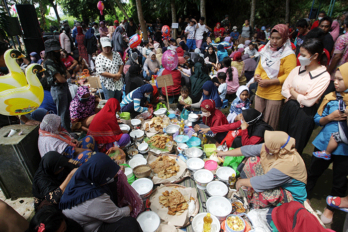 Ratusan warga dari anak-anak, remaja hingga orang tua ramai-ramai menguras Sendang Gede di wilayah RW VIII, Desa Pucung, Kelurahan Pudakpayung.