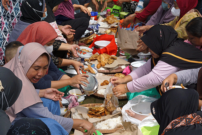 Ratusan warga dari anak-anak, remaja hingga orang tua ramai-ramai menguras Sendang Gede di wilayah RW VIII, Desa Pucung, Kelurahan Pudakpayung.