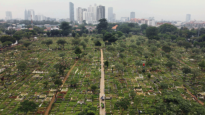 Foto udara TPU Karet Bivak di Jakarta, Jumat (1/4/2022).