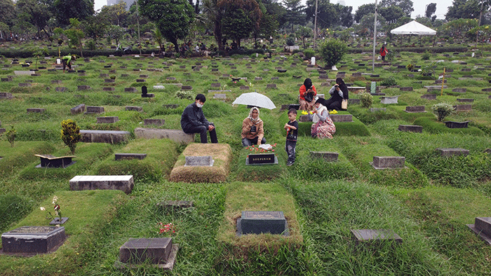 Foto udara TPU Karet Bivak di Jakarta, Jumat (1/4/2022).