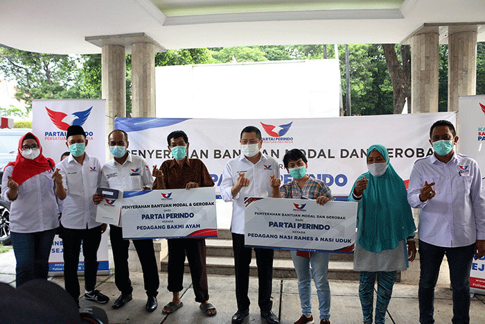 Ketua DPP Partai Perindo Bidang Organisasi dan Kaderisasi Yusuf Lakaseng menyerahkan bantuan gerobak dan bantuan uang  secara simbolik.