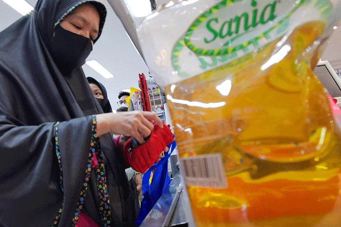Warga saat membeli minyak goreng di supermarket kawasan Jakarta Selatan, Jumat, (1/4/2022).