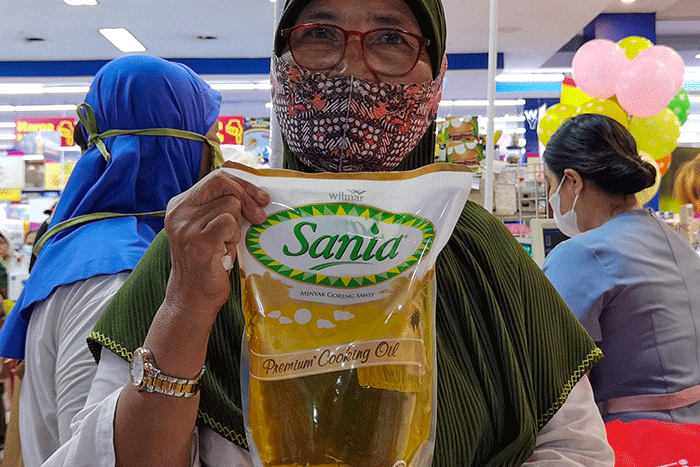 Warga saat membeli minyak goreng di supermarket kawasan Jakarta Selatan, Jumat, (1/4/2022).