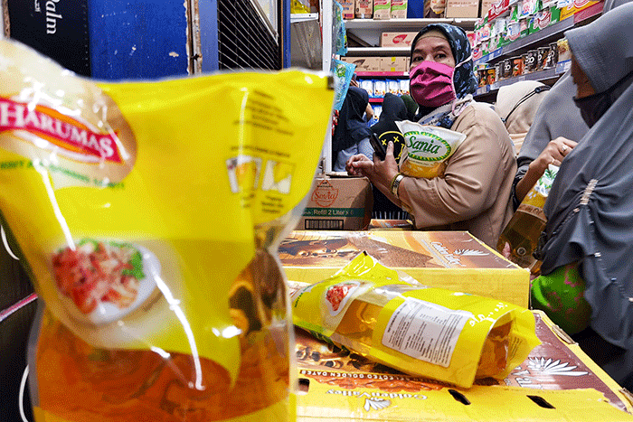 Warga saat membeli minyak goreng di supermarket kawasan Jakarta Selatan, Jumat, (1/4/2022).