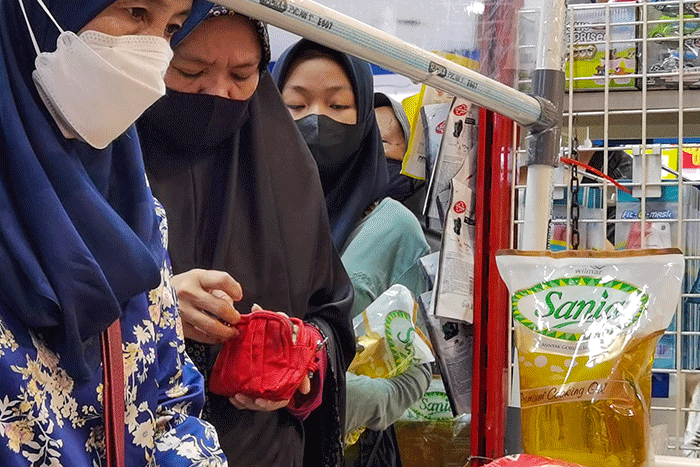 Warga saat membeli minyak goreng di supermarket kawasan Jakarta Selatan, Jumat, (1/4/2022).