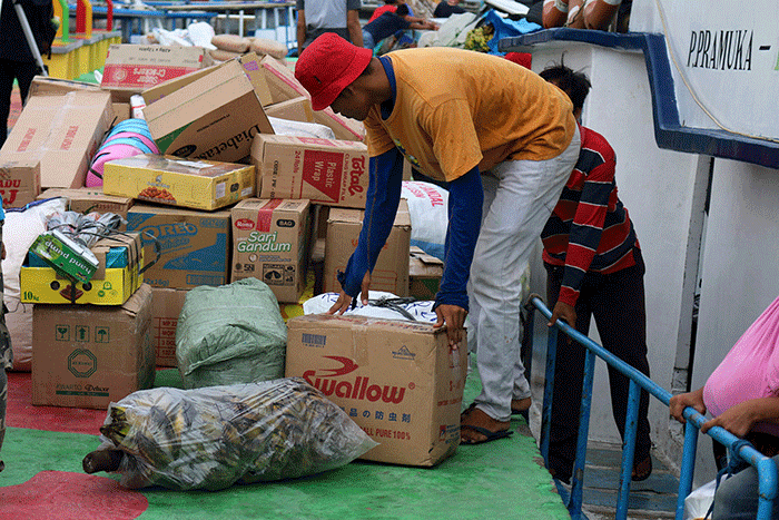 Suasana bongkar muat dagangan sembako atau kebutuhan rumah tangga di Pelabuhan Pulau Pramuka, Kepulauan Seribu Utara, Jakarta, Sabtu (2/4/2022).