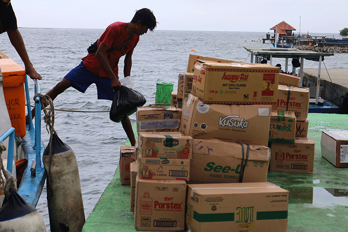 Suasana bongkar muat dagangan sembako atau kebutuhan rumah tangga di Pelabuhan Pulau Pramuka, Kepulauan Seribu Utara, Jakarta, Sabtu (2/4/2022).