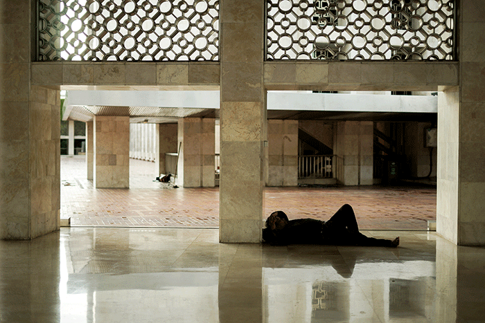 Warga berswafoto di halaman Masjid Istiqlal, Jakarta, Minggu (3/4/2022).