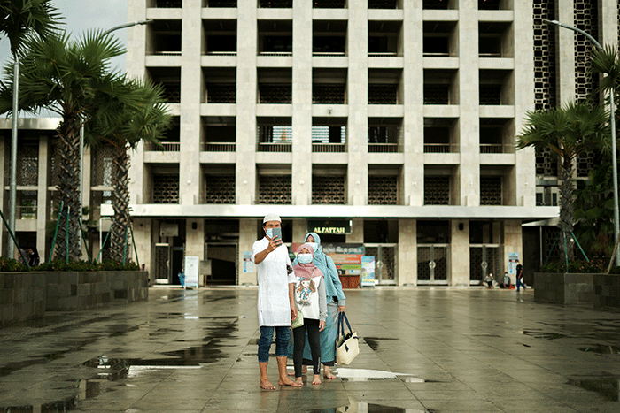 Warga berswafoto di halaman Masjid Istiqlal, Jakarta, Minggu (3/4/2022).