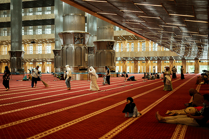 Warga berswafoto di halaman Masjid Istiqlal, Jakarta, Minggu (3/4/2022).