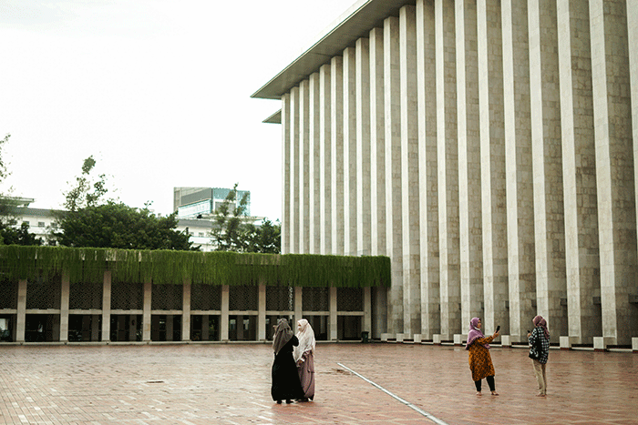 Warga berswafoto di halaman Masjid Istiqlal, Jakarta, Minggu (3/4/2022).