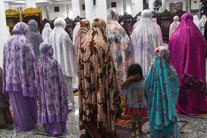 Umat Muslim Kota Palembang melaksanakan Shalat Tarawih perdana Ramadhan 1443, di di Masjid Agung Sultan Mahmud Badaruddin Jayo Wikramo Palembang.
