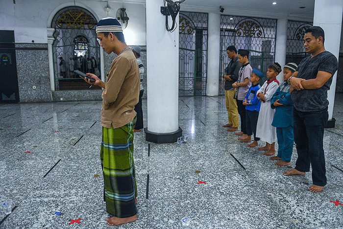 Umat Muslim Kota Palembang melaksanakan Shalat Tarawih perdana Ramadhan 1443, di di Masjid Agung Sultan Mahmud Badaruddin Jayo Wikramo Palembang.