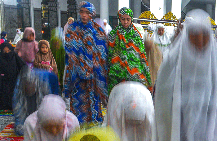 Umat Muslim Kota Palembang melaksanakan Shalat Tarawih perdana Ramadhan 1443, di di Masjid Agung Sultan Mahmud Badaruddin Jayo Wikramo Palembang.