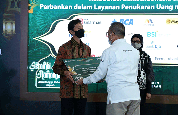 Peluncuran mobil kas dalam kegiatan kolaborasi perbankan dan Bank Indonesia dalam pelayanan penukaran uang Idul Fitri, Senin (4/4/2022).