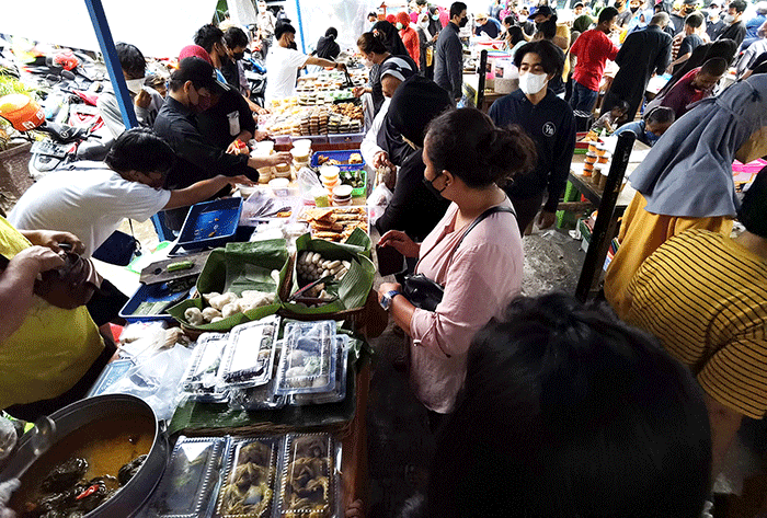 Suasana di Pasar Benhil dipadati para pemburu takjil jelang berbuka puasa pada hari pertama Ramadhan, Minggu (3/4/2022).