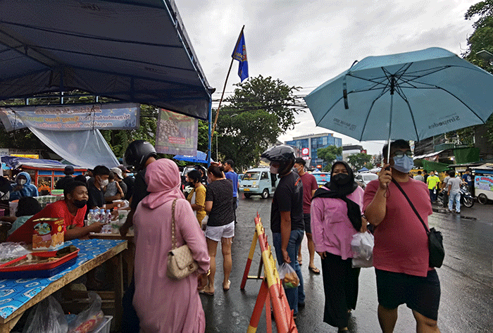 Suasana di Pasar Benhil dipadati para pemburu takjil jelang berbuka puasa pada hari pertama Ramadhan, Minggu (3/4/2022).