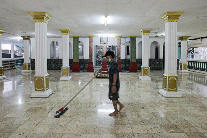 Pengunjung berswafoto berlatar belakang perahu di Masjid Al Munada Darussalam Baiturrahman, Menteng Dalam, Jakarta Selatan, Minggu (3/4/2022).