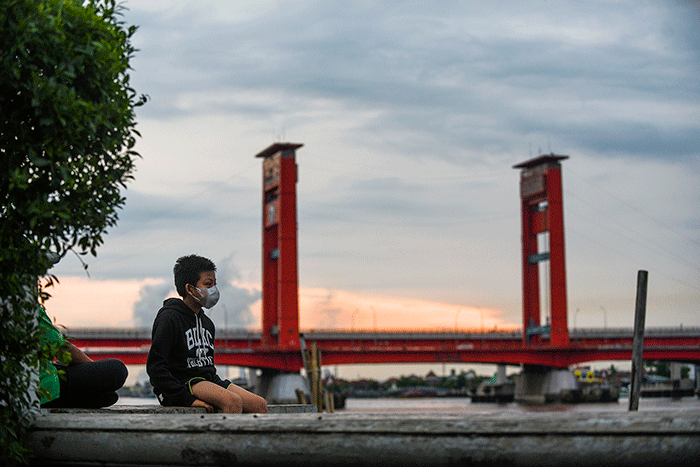 Pelataran Benteng Kuto Besak (BKB) Palembang terlihat sepi dan lenggang pada hari pertama puasa 1 Ramadhan 1443 H, Minggu (3/4/2022).