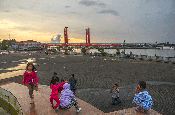 Pelataran Benteng Kuto Besak (BKB) Palembang terlihat sepi dan lenggang pada hari pertama puasa 1 Ramadhan 1443 H, Minggu (3/4/2022).