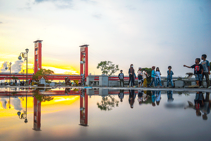Pelataran Benteng Kuto Besak (BKB) Palembang terlihat sepi dan lenggang pada hari pertama puasa 1 Ramadhan 1443 H, Minggu (3/4/2022).