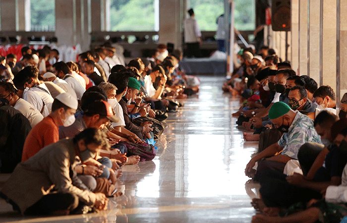 Sejumlah umat Islam bersiap menyantap sajian berbuka puasa di kompleks Masjid Istiqlal, Jakarta, Senin (4/4/2022).