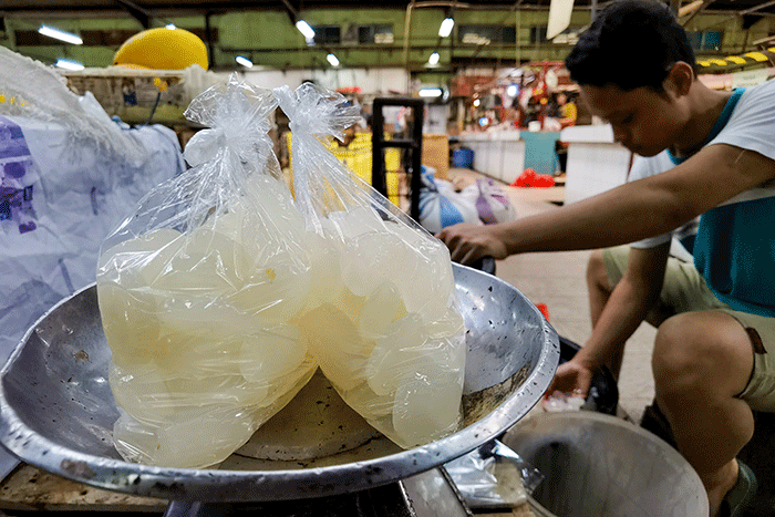 Pedagang menjajakan kolang-kaling di Pasar Kebayoran Lama, Jakarta Selatan, Senin (4/4/2022).