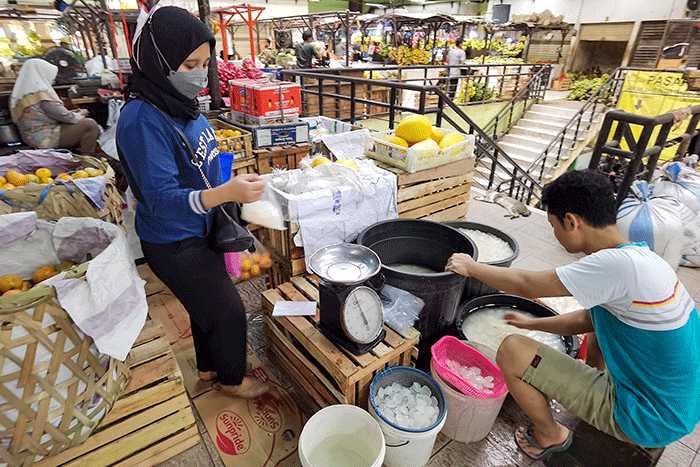 Pedagang menjajakan kolang-kaling di Pasar Kebayoran Lama, Jakarta Selatan, Senin (4/4/2022).